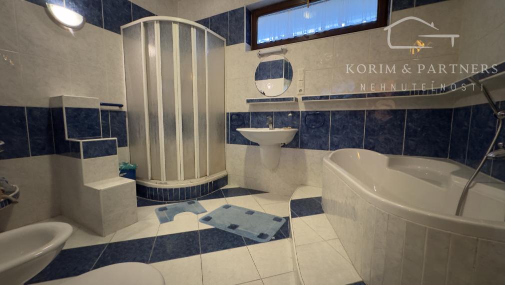 Atypický, priestranný rodinný dom v tichej časti Komárna