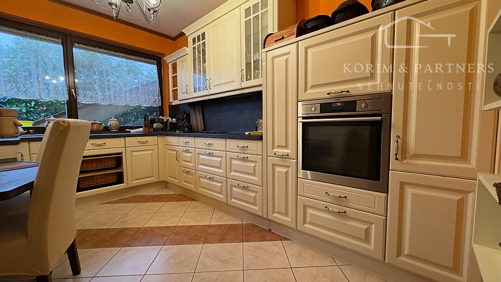 Atypický, priestranný rodinný dom v tichej časti Komárna