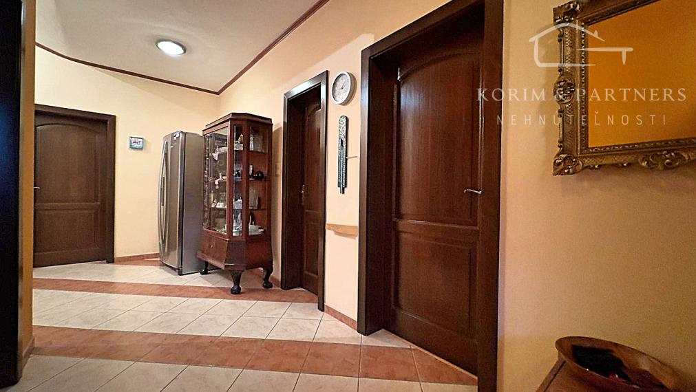 Atypický, priestranný rodinný dom v tichej časti Komárna