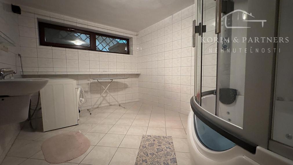 Atypický, priestranný rodinný dom v tichej časti Komárna