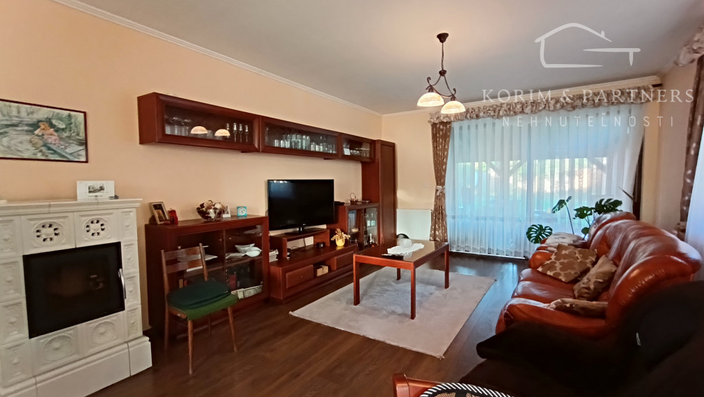 Bungalov so zimnou záhradou a garážou, Bajč