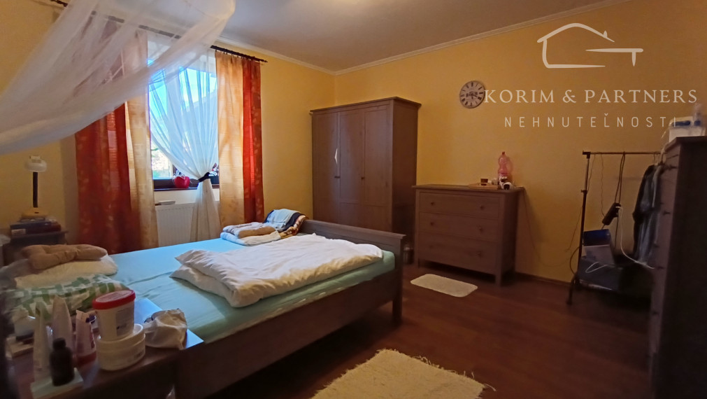 Bungalov so zimnou záhradou a garážou, Bajč