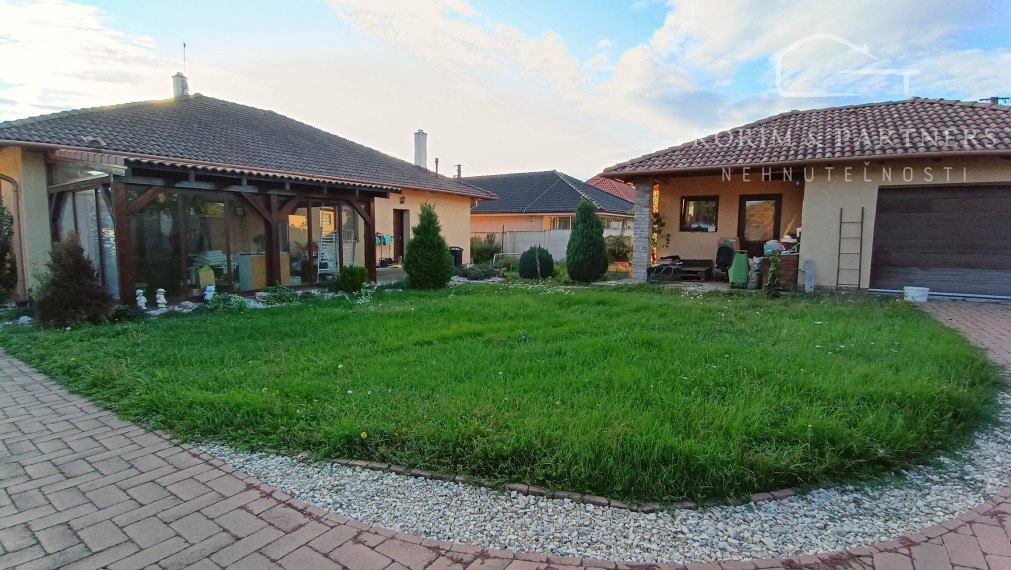 Bungalov so zimnou záhradou a garážou, Bajč