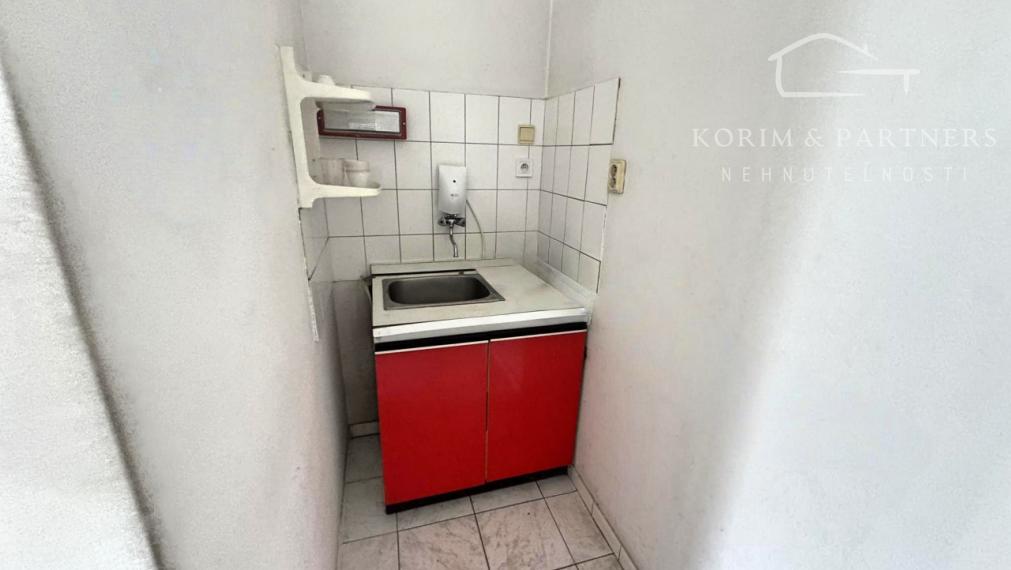 Predajný areál s množstvom skladových priestorov -  Nova Stráž