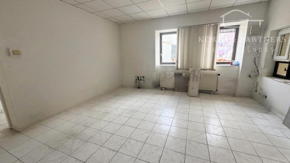 Predajný areál s množstvom skladových priestorov -  Nova Stráž