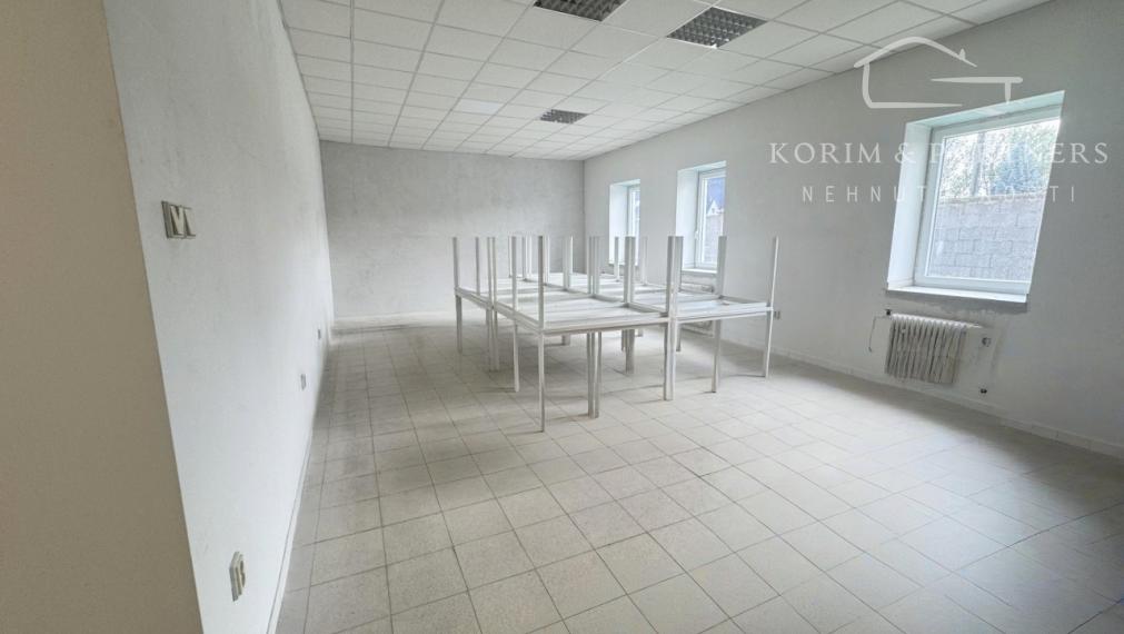 Predajný areál s množstvom skladových priestorov -  Nova Stráž
