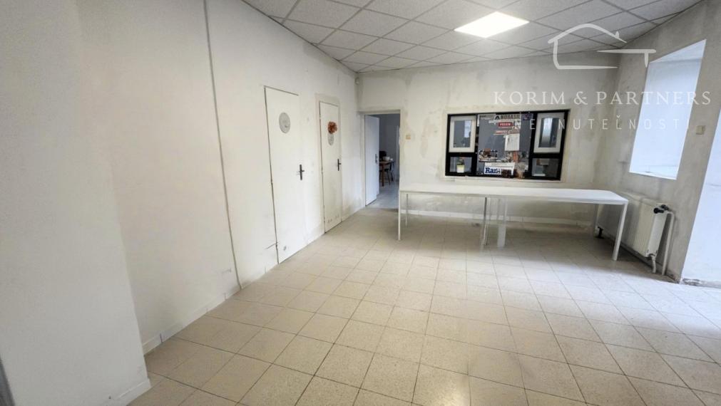 Predajný areál s množstvom skladových priestorov -  Nova Stráž