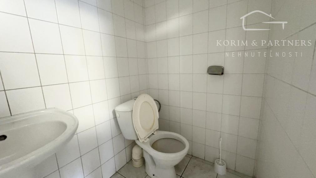 Predajný areál s množstvom skladových priestorov -  Nova Stráž