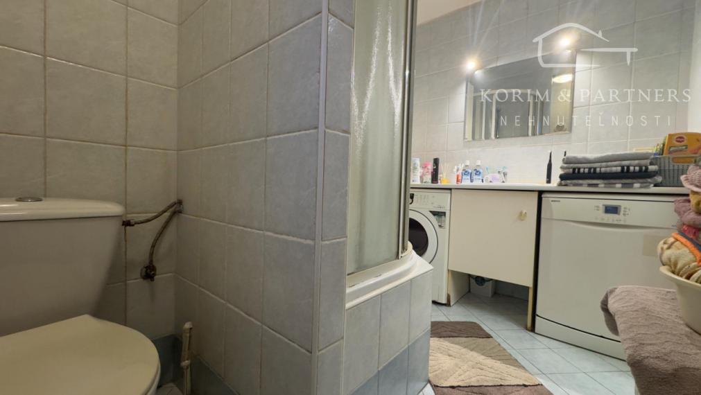 2 izbový  tehlový byt s vlastným kúrením, E. B. Lukáča, Komárno