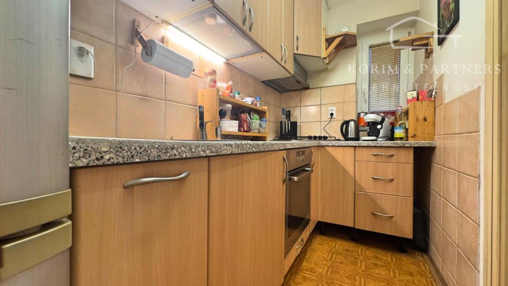 2 izbový  tehlový byt s vlastným kúrením, E. B. Lukáča, Komárno