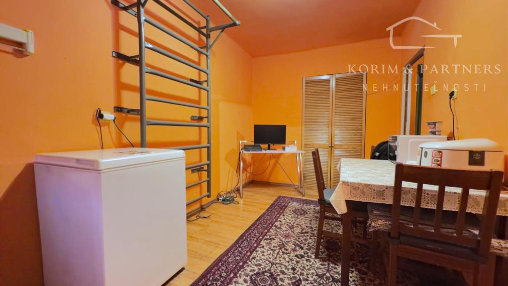 2 izbový  tehlový byt s vlastným kúrením, E. B. Lukáča, Komárno