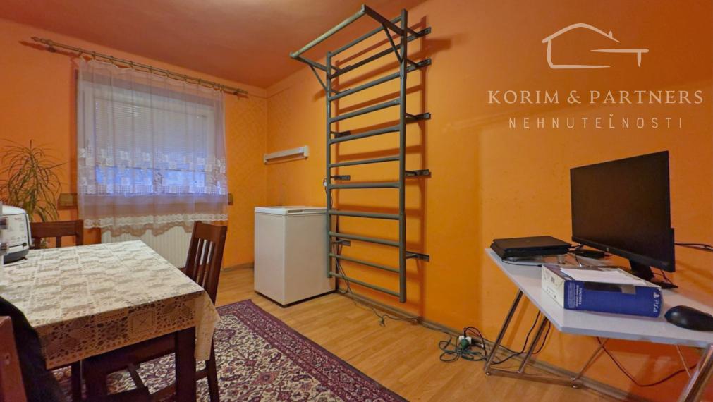 2 izbový  tehlový byt s vlastným kúrením, E. B. Lukáča, Komárno