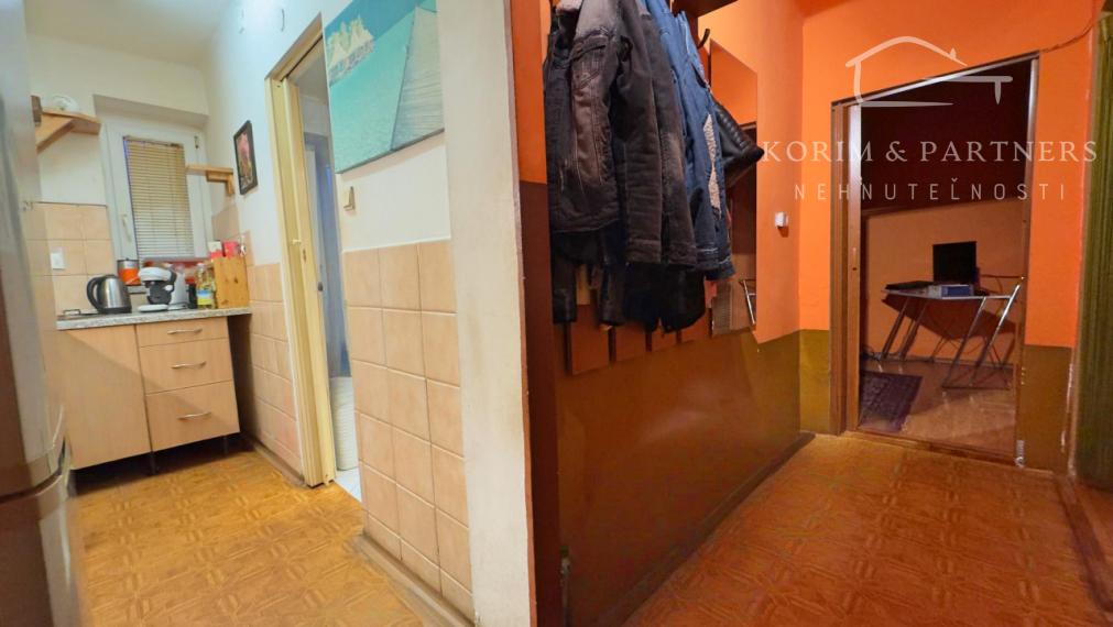 2 izbový  tehlový byt s vlastným kúrením, E. B. Lukáča, Komárno