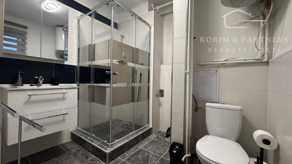 ZARIADENÝ zrekonštruovaný 2 izbový byt na Budovateľskej, Komárno