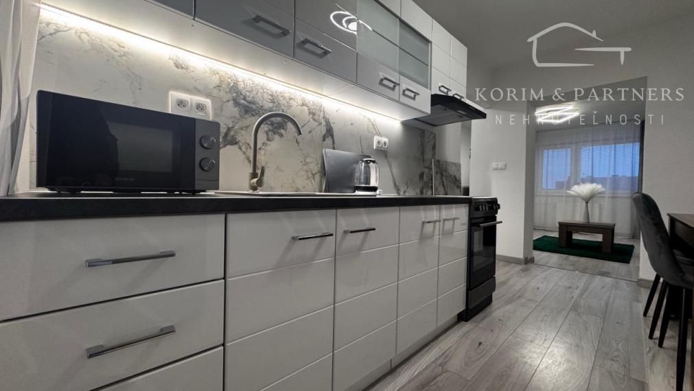 ZARIADENÝ zrekonštruovaný 2 izbový byt na Budovateľskej, Komárno