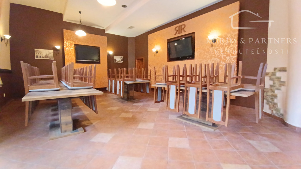 Reštaurácia s barom na prenájom v centre Komárna