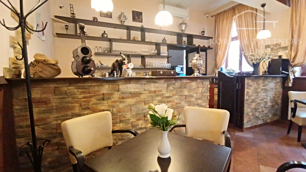 Reštaurácia s barom na prenájom v centre Komárna
