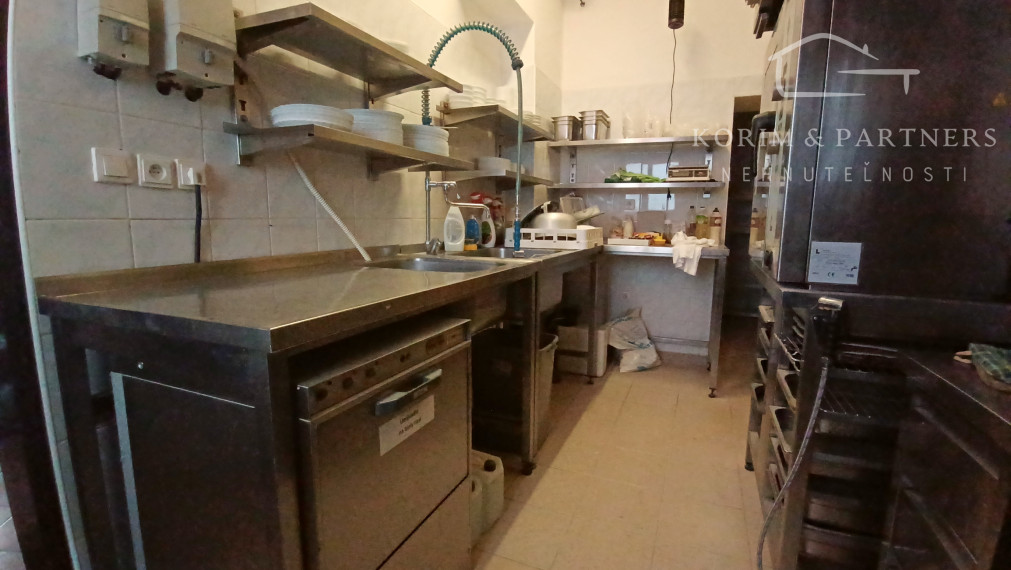 Reštaurácia s barom na prenájom v centre Komárna