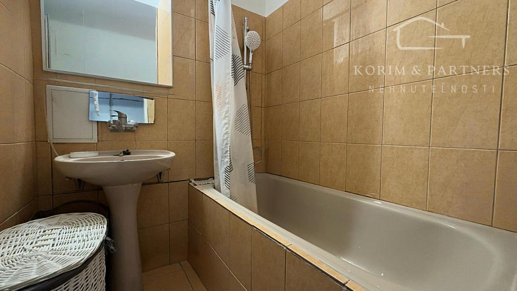 Tehlový 2 izbový čiastočne zrekonštruovaný byt, Komárno