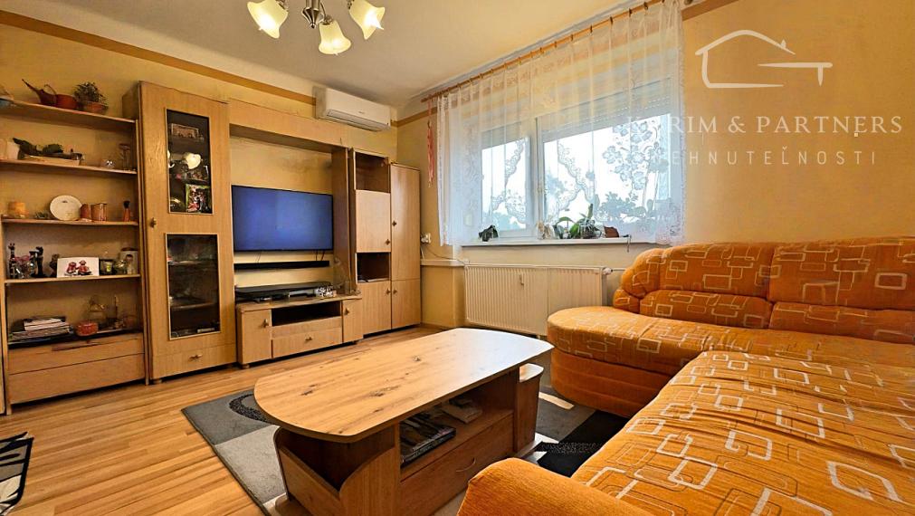 Tehlový 2 izbový čiastočne zrekonštruovaný byt, Komárno