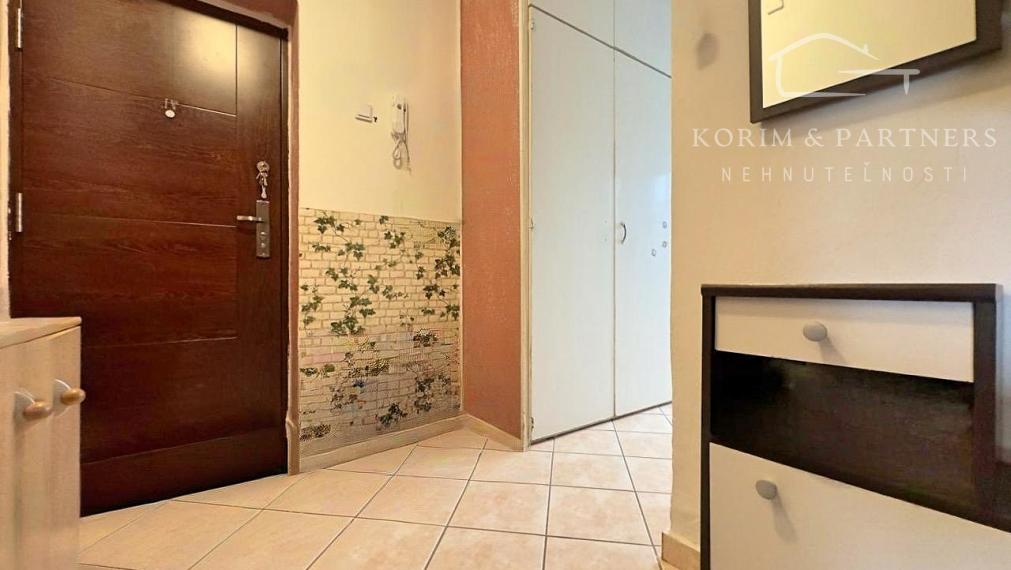 Tehlový 2 izbový čiastočne zrekonštruovaný byt, Komárno