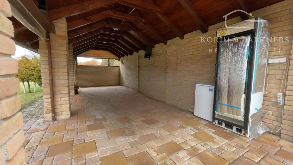 Dva samostatné rodinné domy tvoriace jeden celok – Rajka