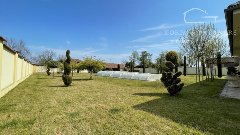 Dva samostatné rodinné domy tvoriace jeden celok – Rajka