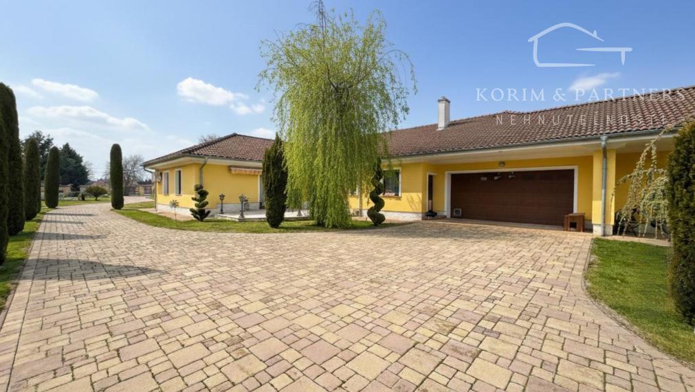 Dva samostatné rodinné domy tvoriace jeden celok – Rajka