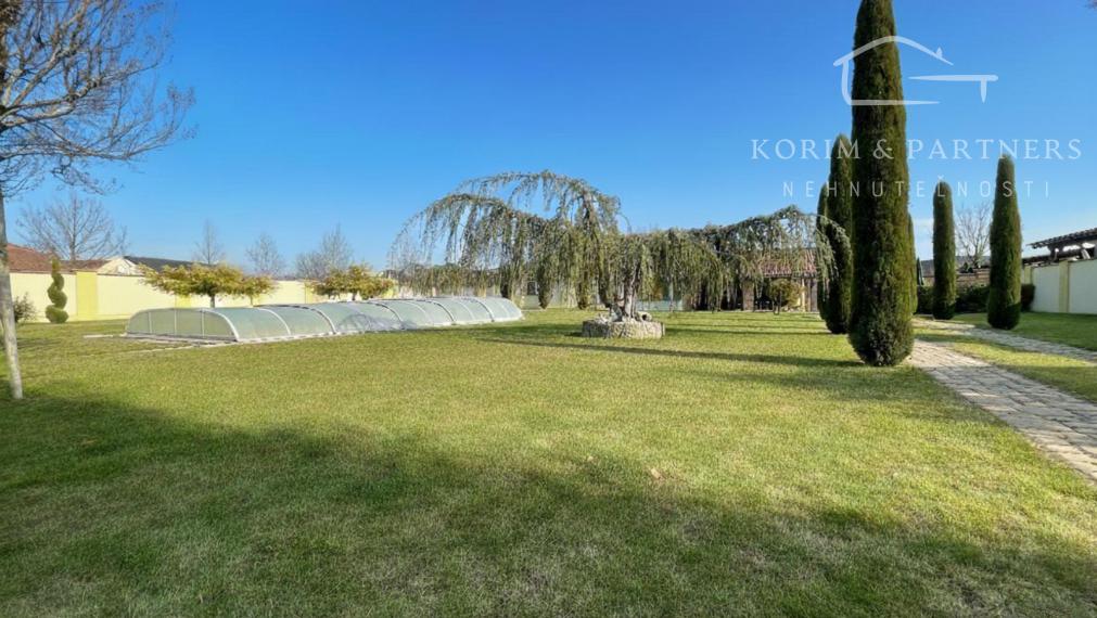 Dva samostatné rodinné domy tvoriace jeden celok – Rajka