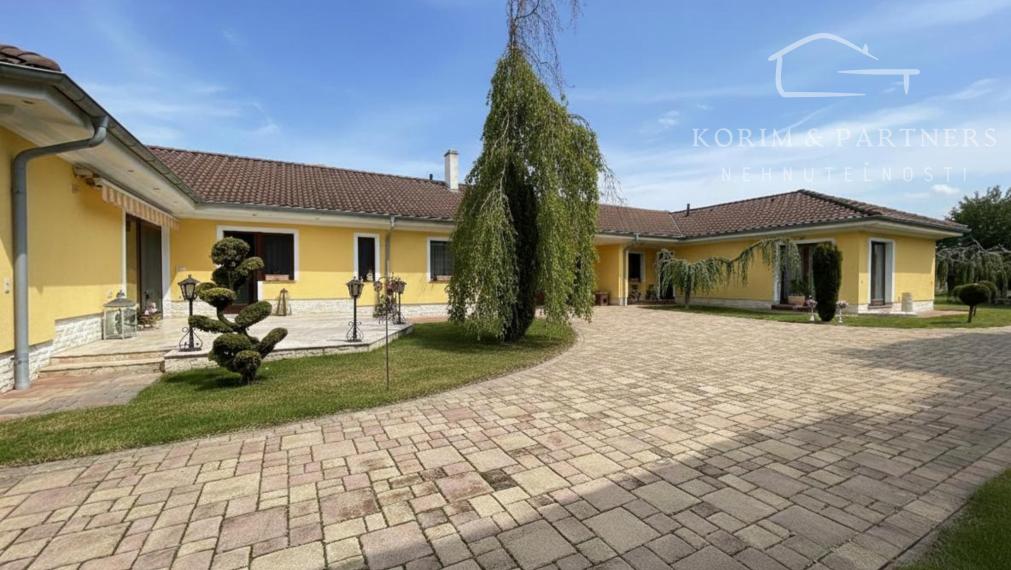 Dva samostatné rodinné domy tvoriace jeden celok – Rajka