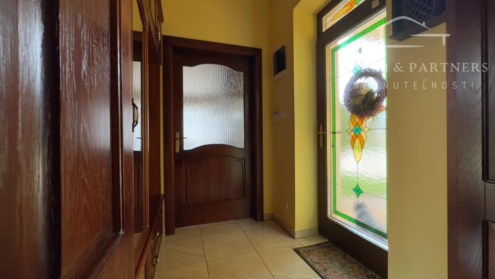 Dva samostatné rodinné domy tvoriace jeden celok – Rajka