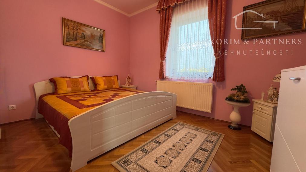 Dva samostatné rodinné domy tvoriace jeden celok – Rajka