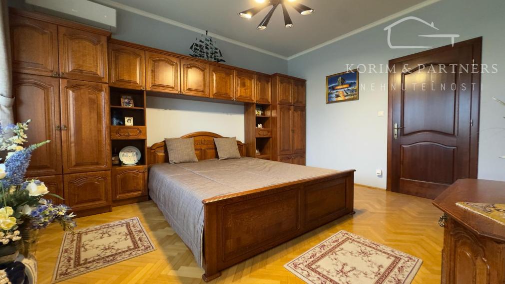 Dva samostatné rodinné domy tvoriace jeden celok – Rajka