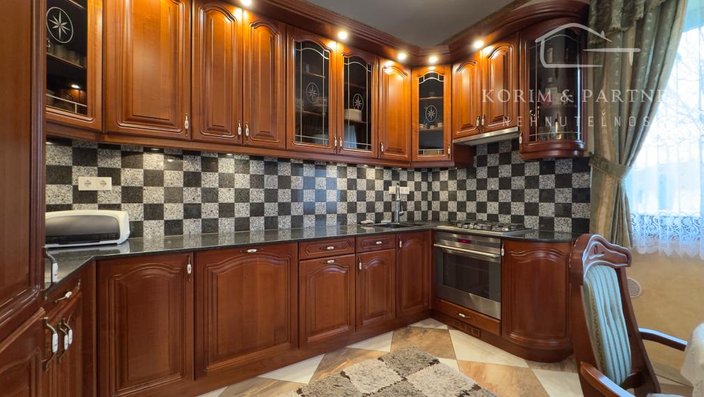 Dva samostatné rodinné domy tvoriace jeden celok – Rajka