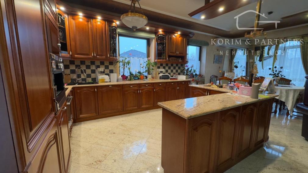 Dva samostatné rodinné domy tvoriace jeden celok – Rajka