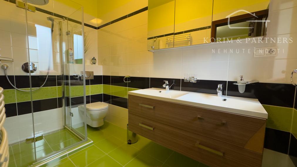 Dva samostatné rodinné domy tvoriace jeden celok – Rajka