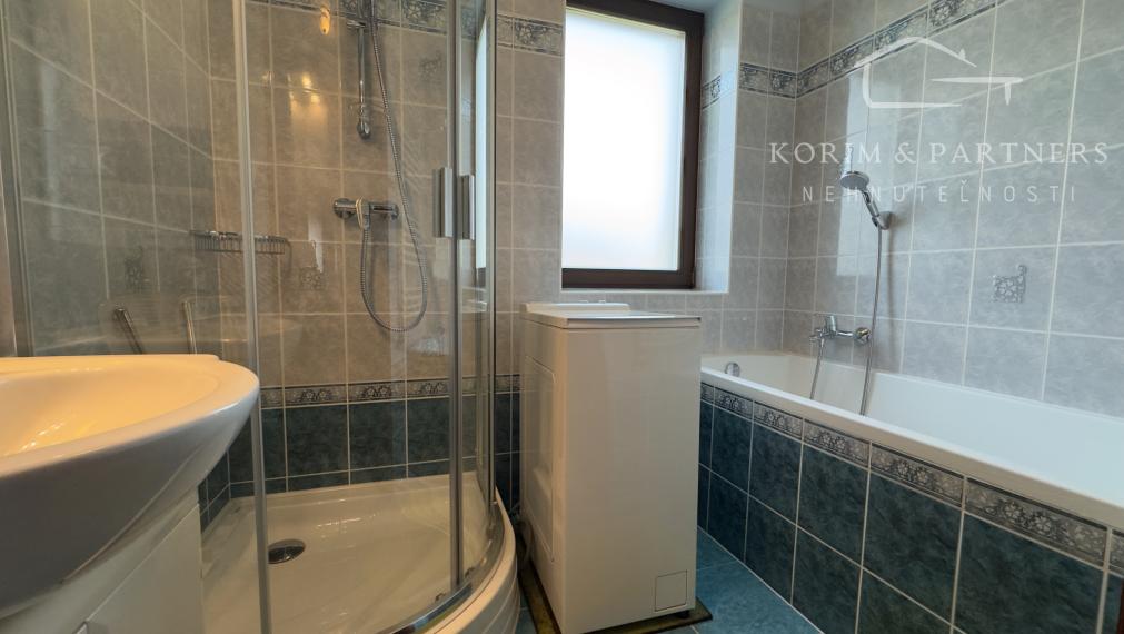 Dva samostatné rodinné domy tvoriace jeden celok – Rajka