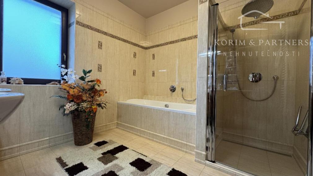 Dva samostatné rodinné domy tvoriace jeden celok – Rajka