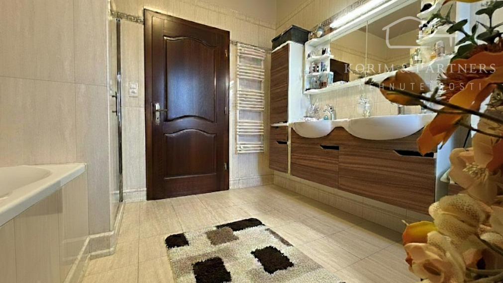 Dva samostatné rodinné domy tvoriace jeden celok – Rajka