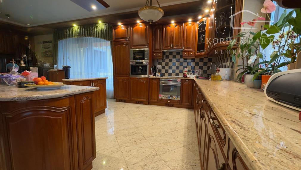 Dva samostatné rodinné domy tvoriace jeden celok – Rajka