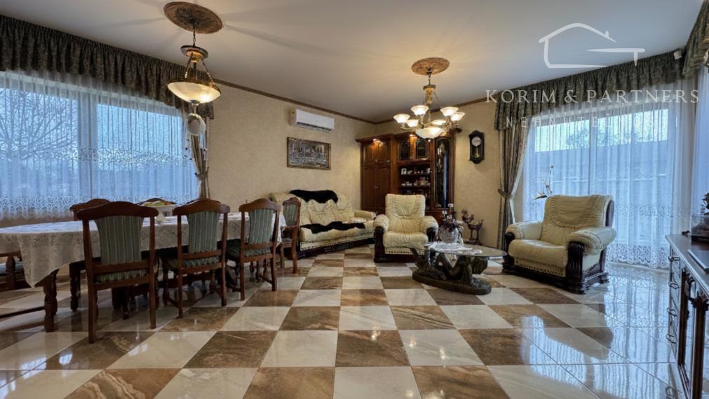 Dva samostatné rodinné domy tvoriace jeden celok – Rajka