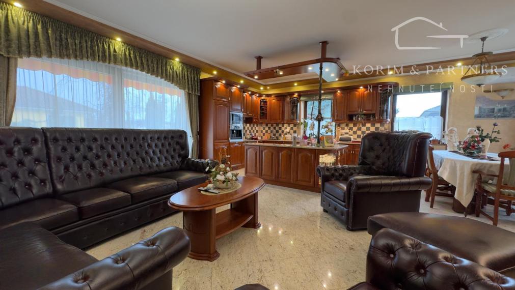 Dva samostatné rodinné domy tvoriace jeden celok – Rajka