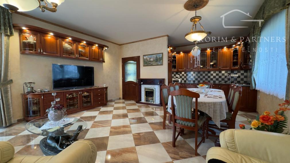 Dva samostatné rodinné domy tvoriace jeden celok – Rajka