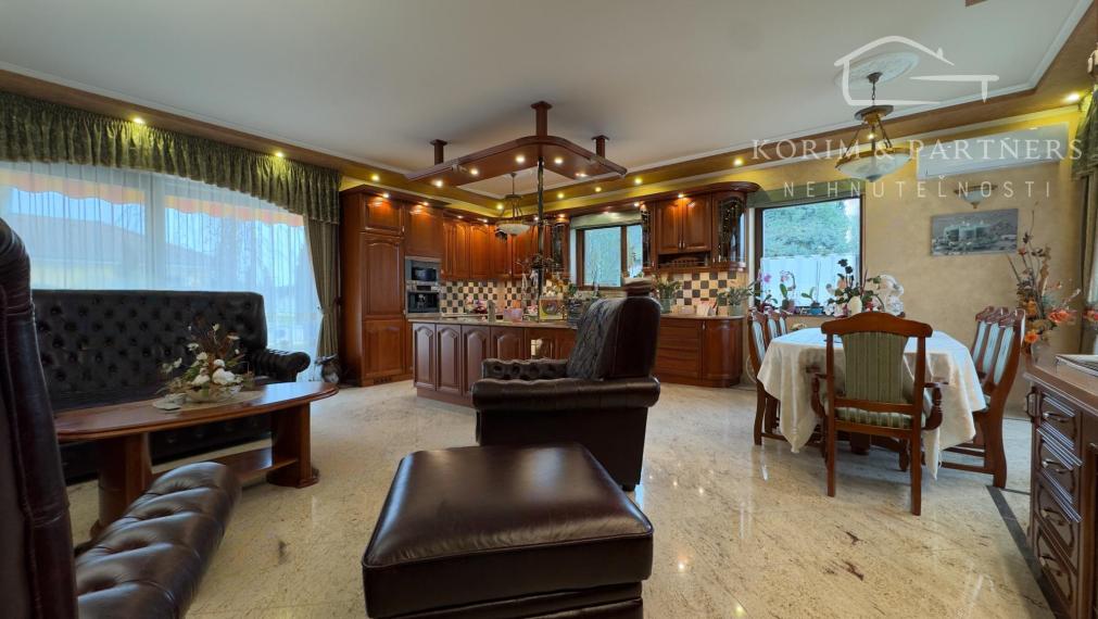 Dva samostatné rodinné domy tvoriace jeden celok – Rajka