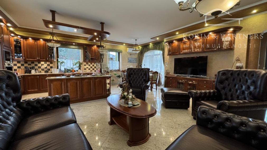 Dva samostatné rodinné domy tvoriace jeden celok – Rajka