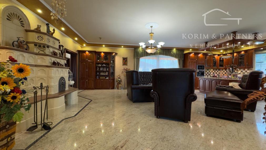 Dva samostatné rodinné domy tvoriace jeden celok – Rajka