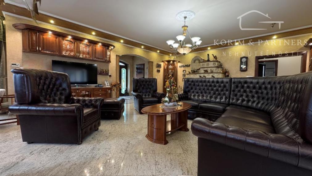 Dva samostatné rodinné domy tvoriace jeden celok – Rajka