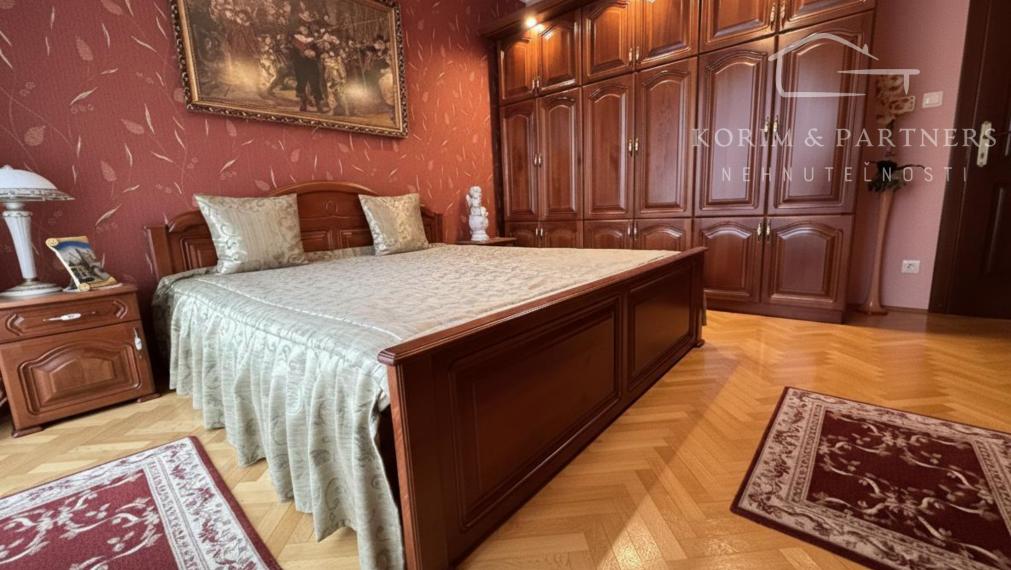 Dva samostatné rodinné domy tvoriace jeden celok – Rajka