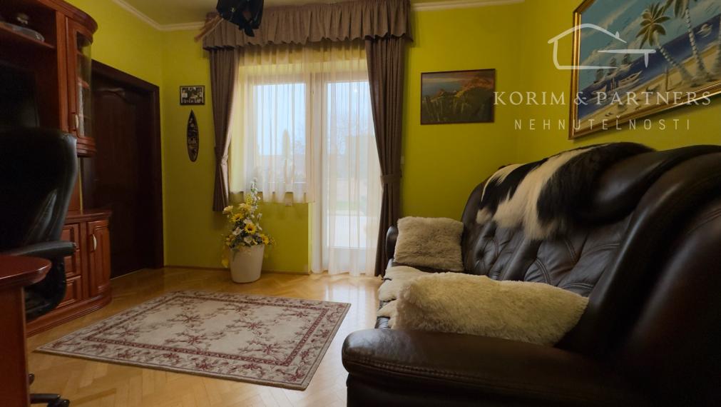 Dva samostatné rodinné domy tvoriace jeden celok – Rajka