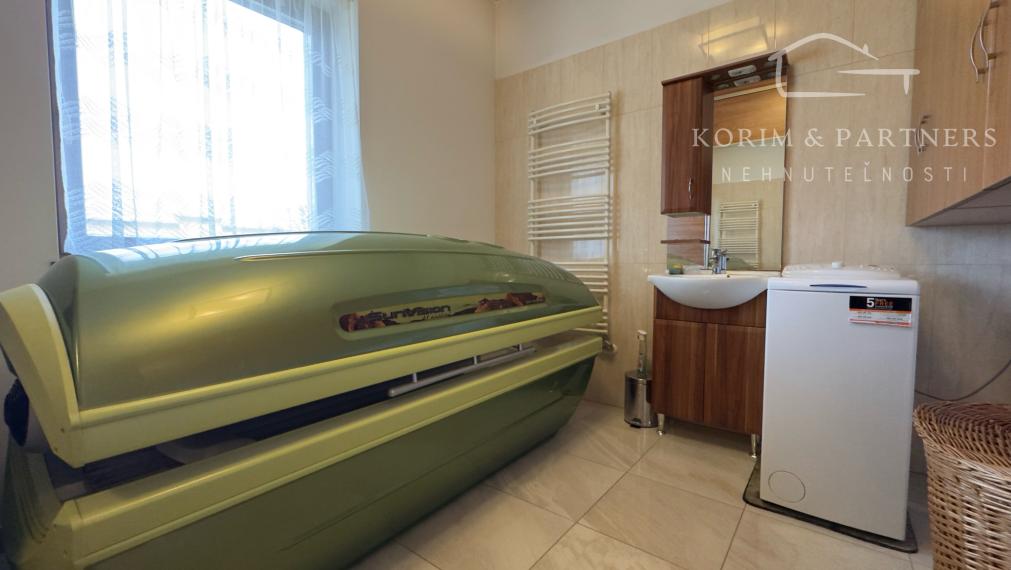 Dva samostatné rodinné domy tvoriace jeden celok – Rajka